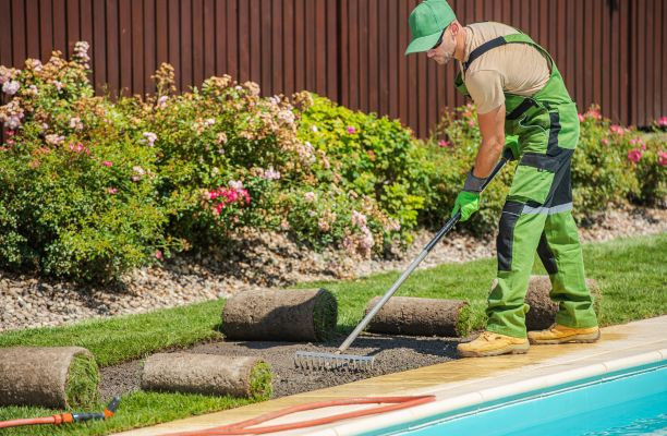 Kertépítés folyamatban gyepszőnyeg telepítéssel