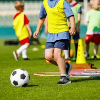 Gyerekek fociznak a Stadion fűmaggal vetett gyepen.