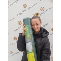 A Gardencentrum kollégája kezében tartja a Sun Net 3,6 x 10m árnyékoló hálót.