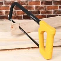 Ergonomikus, csúszásmentes markolatának köszönhetően stabilan és kényelmesen használható a DELI fűrészkeret.