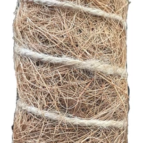 Természetes, kókuszrost bevonatú termesztő karó közelről.