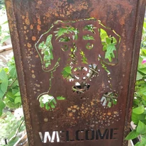 Karakteres rozsdás, patinás megjelenésű fém kutyás welcome tábla.