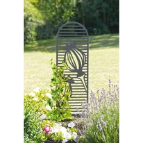 Mákgubó mintázatú fém növénytámasz kinézete és alkalmazása évelőágyásban.