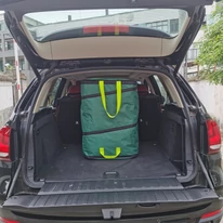 A Pop Up Square négyzet alakú lombgyűjtő zsák az autó csomagtartójában is kiváló tárolóként szolgál.