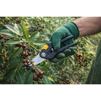 A DELI Kerti metszőolló 8", műanyag nyél, szénacél penge használat közben.