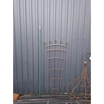 Legyező alakő fém növényfuttató kinézete az ágyásban.