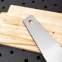 A DELI 450mm-es kerti fűrész kinézete.