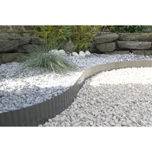 Antracit acél ágyásszegély kinézete a kertben.