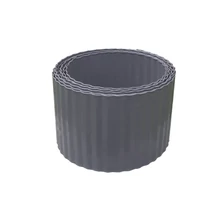 Antracit acél ágyásszegély kinézete a kertben.