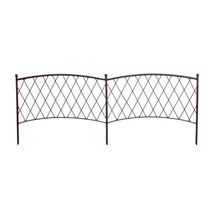 Classic Metal Border ívelt fém ágyásszegéllyel elhatárolt virágágyás.