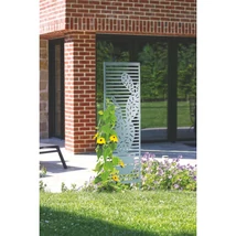 Kaktusz fém növényfuttató kinézete az évelőágyásban.