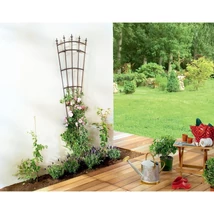 Legyező alakő fém növényfuttató kinézete az ágyásban.