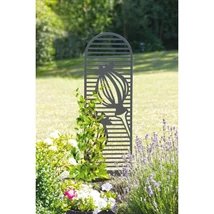 Mákgubó mintázatú fém növénytámasz kinézete és alkalmazása évelőágyásban.