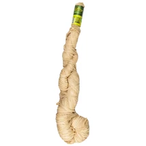 Natúr raffia zsineg közelről.