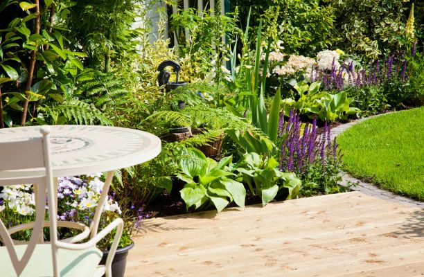 Pihenősarok a kertben székkel és asztallal