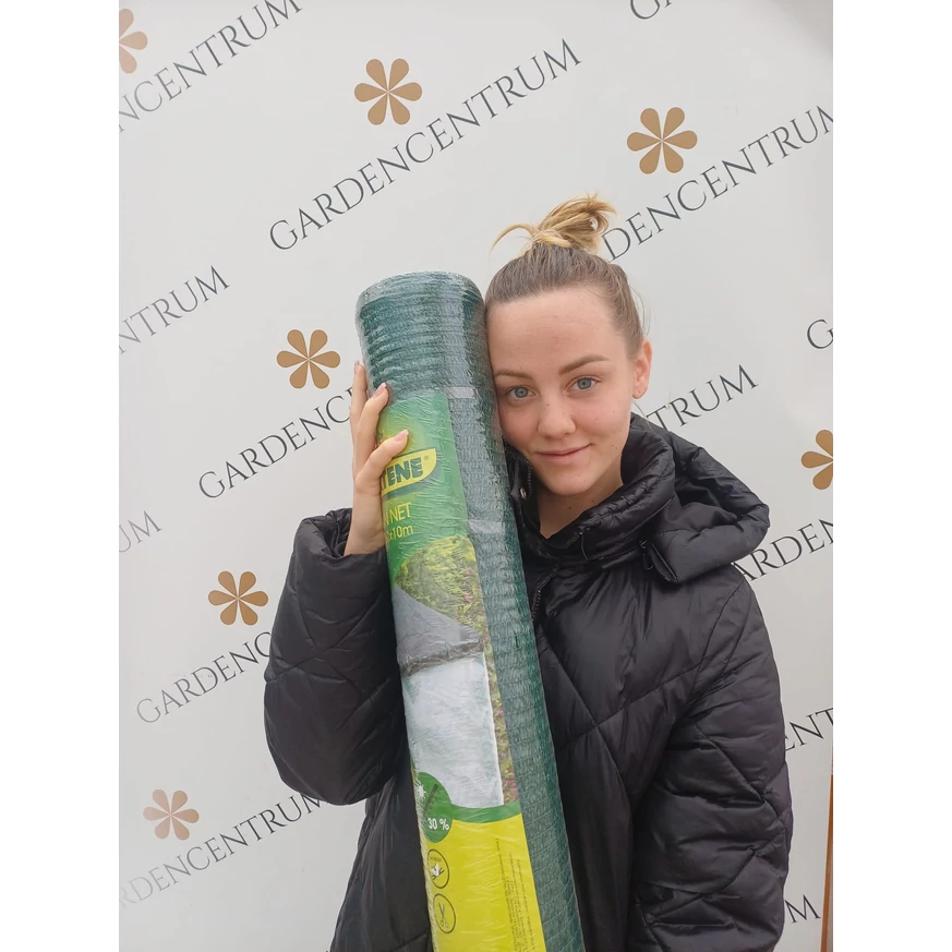 A Gardencentrum kollégája kezében tartja a Sun Net 3,6 x 10m árnyékoló hálót.