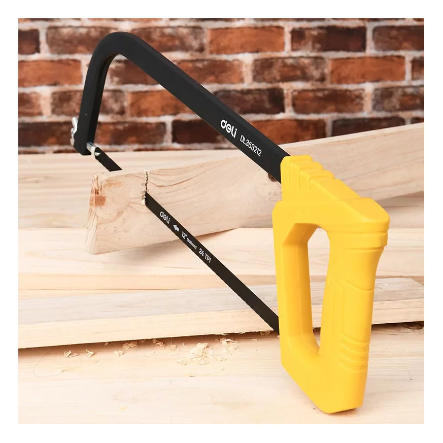 Ergonomikus, csúszásmentes markolatának köszönhetően stabilan és kényelmesen használható a DELI fűrészkeret.