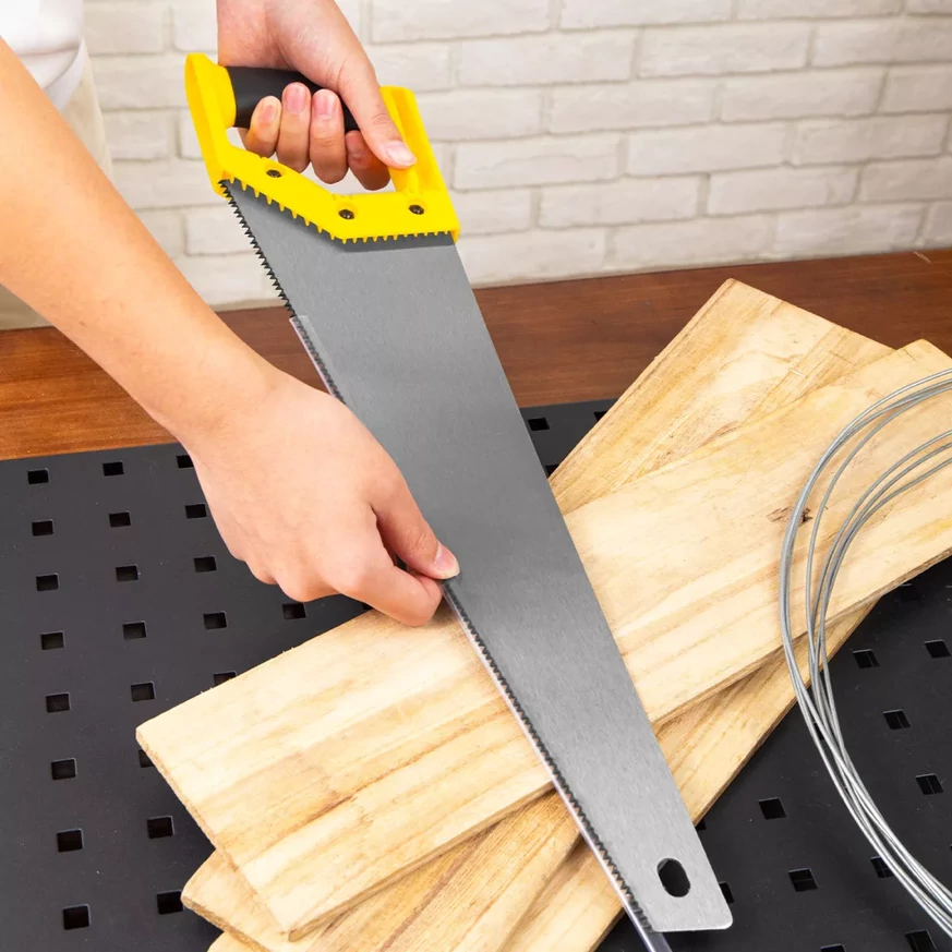 Kényelmesen és biztonságosan használható a DELI kerti fűrész.