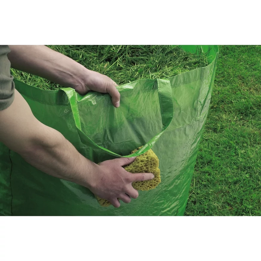 A Greenbag kerti lombgyűjtő zsák egyszerűen tisztítható és újra használható.