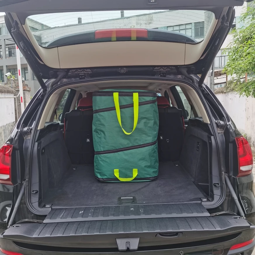 A Pop Up Square négyzet alakú lombgyűjtő zsák az autó csomagtartójában is kiváló tárolóként szolgál.