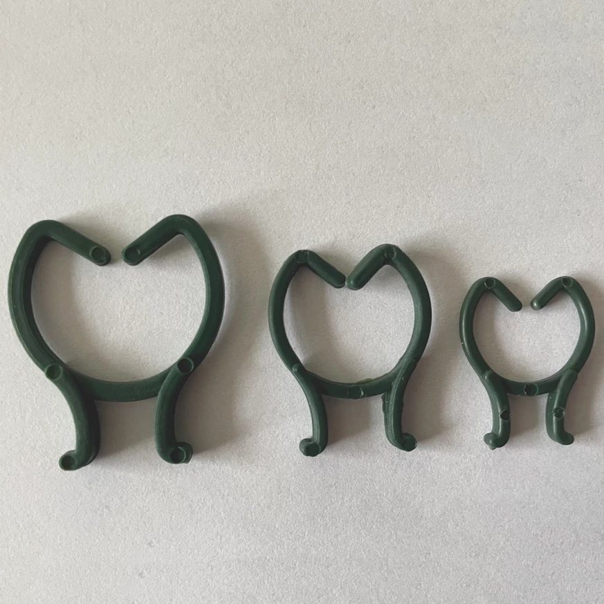 Különböző méretű növénykapcsokból áll a VEGRING növénykapocs készlet.