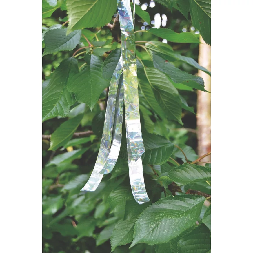 VISUAL REPULS madárriasztó szalag fényvisszaverő hatása a levelek közt.