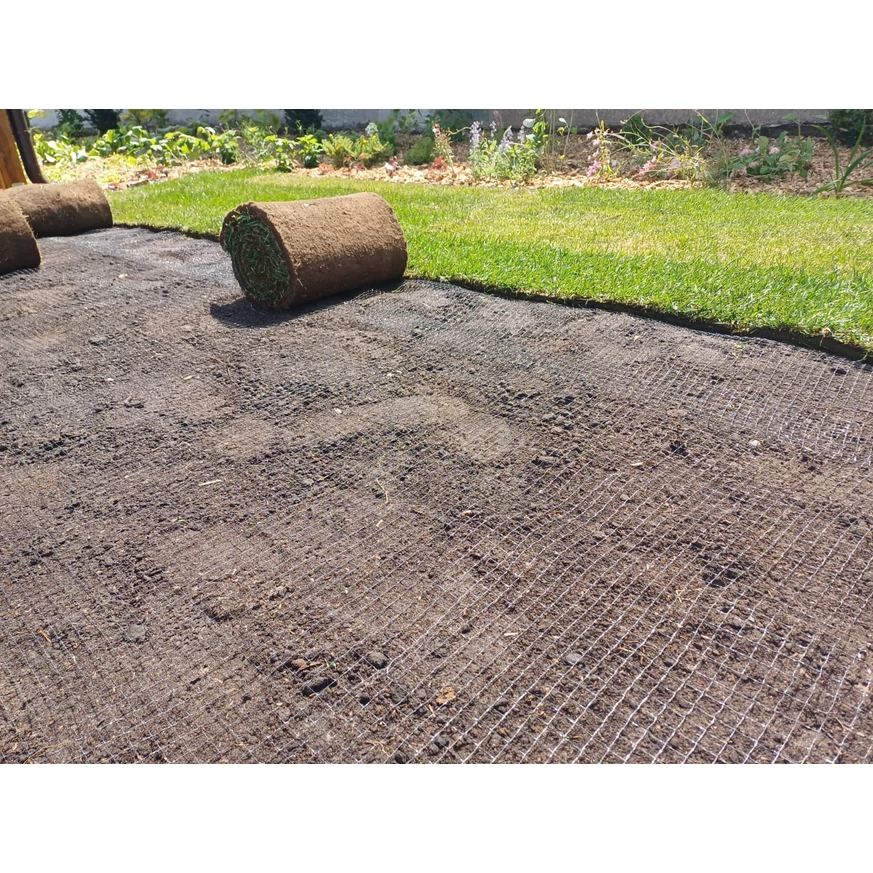 Folyamatban lévő gyepszőnyegezés.