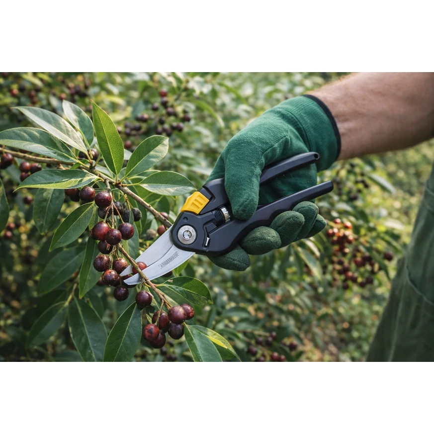 A DELI Kerti metszőolló 8", műanyag nyél, szénacél penge használat közben.